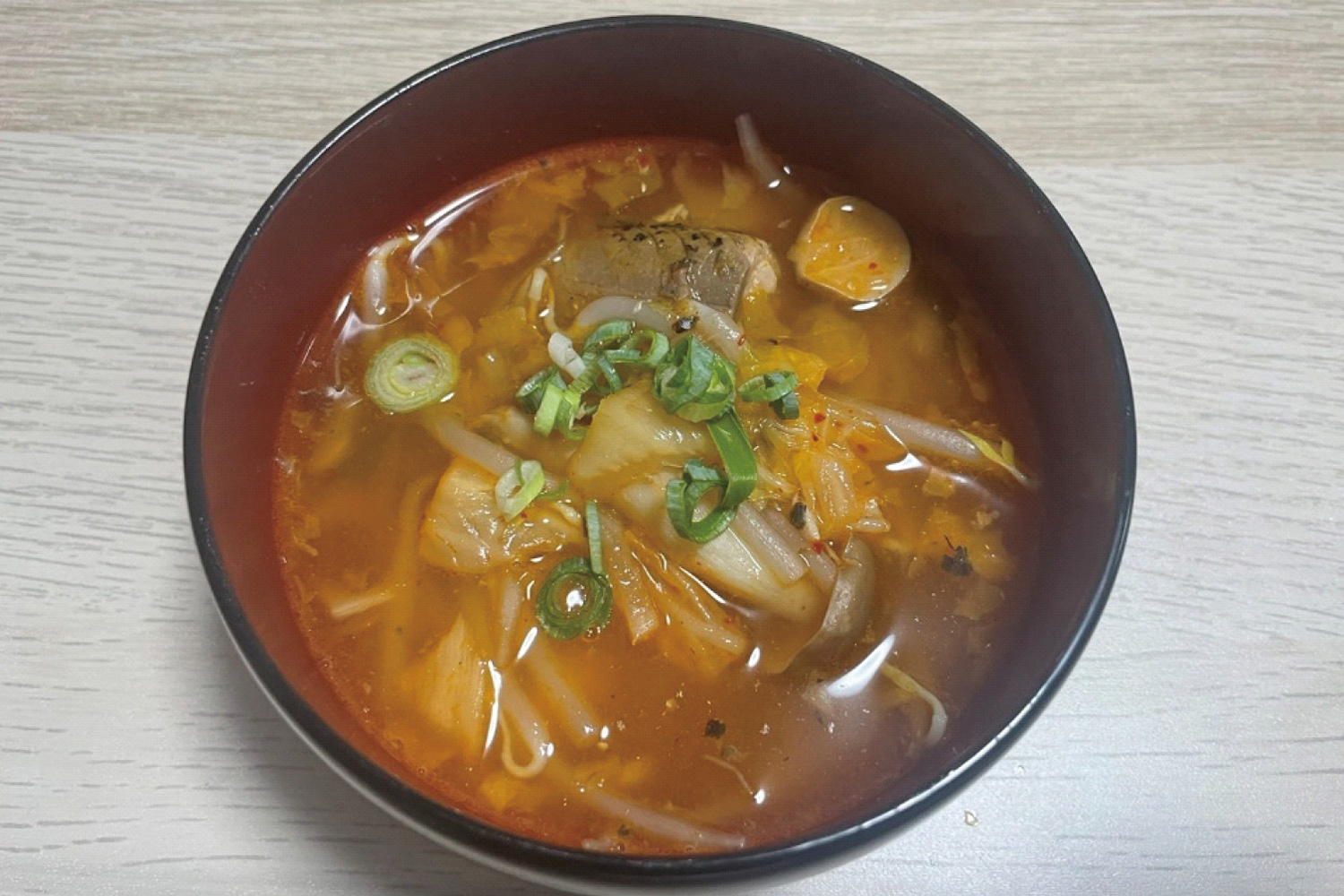 サバ缶とキノコのキムチスープ